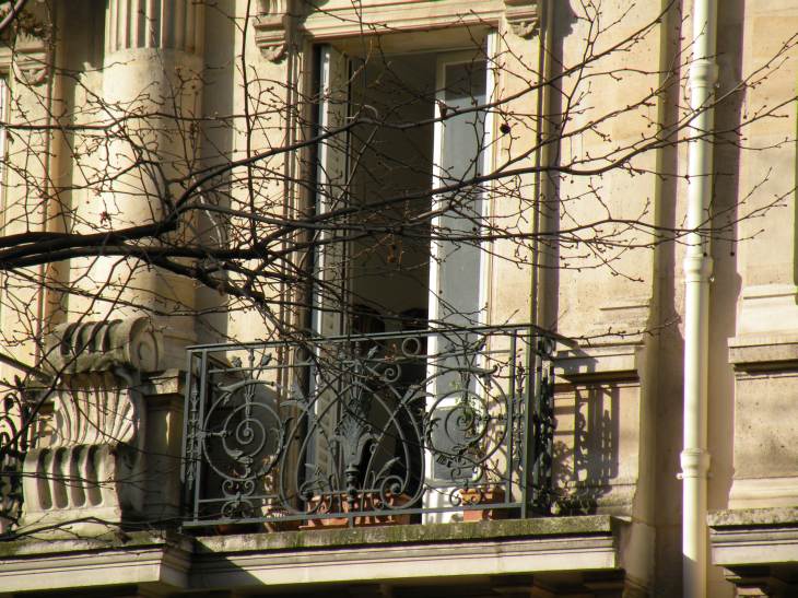  fenêtre d'immeuble Hausmannien ouverte sur le soleil